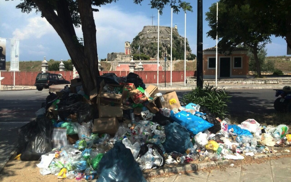Corfu hoteliers getting desperate over trash pileup