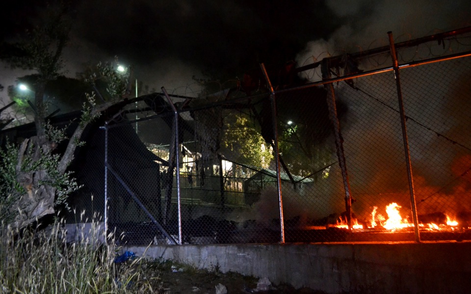 Migrants hurt, tents torched in Lesvos brawl
