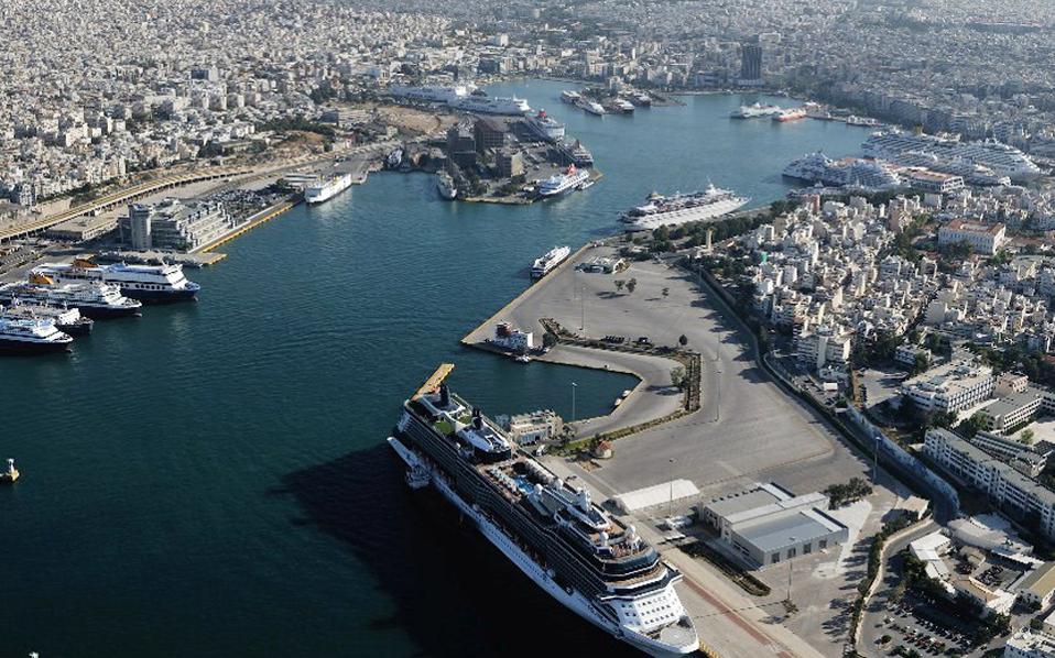 Greek state workers block privatization agency offices to protest ports selloffs