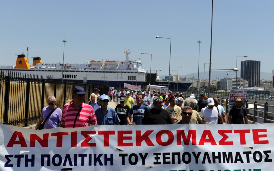 Port workers keep the heat on with Piraeus protest