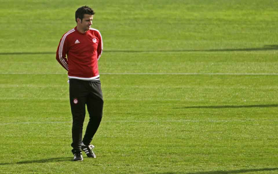 Olympiakos coach Silva quits, Victor Sanchez takes over