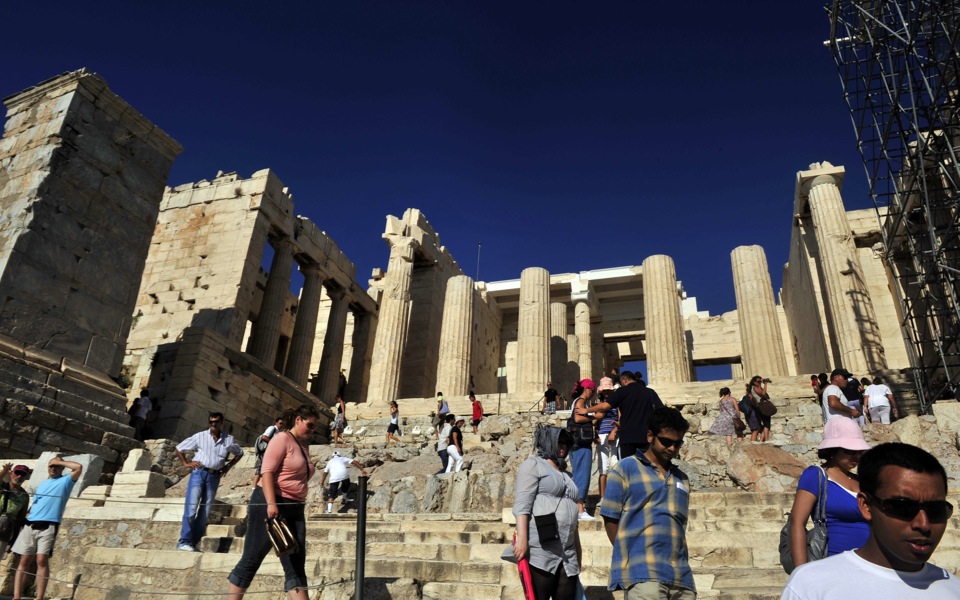 Greece aims to keep visitors from Turkey above 1 million