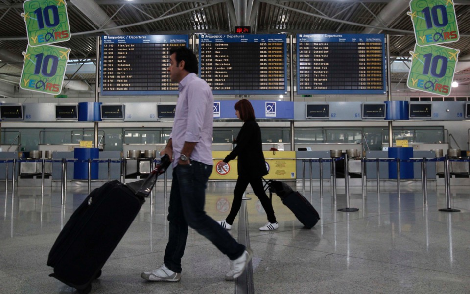 Nearly half a million Greeks have left, Bank of Greece report finds