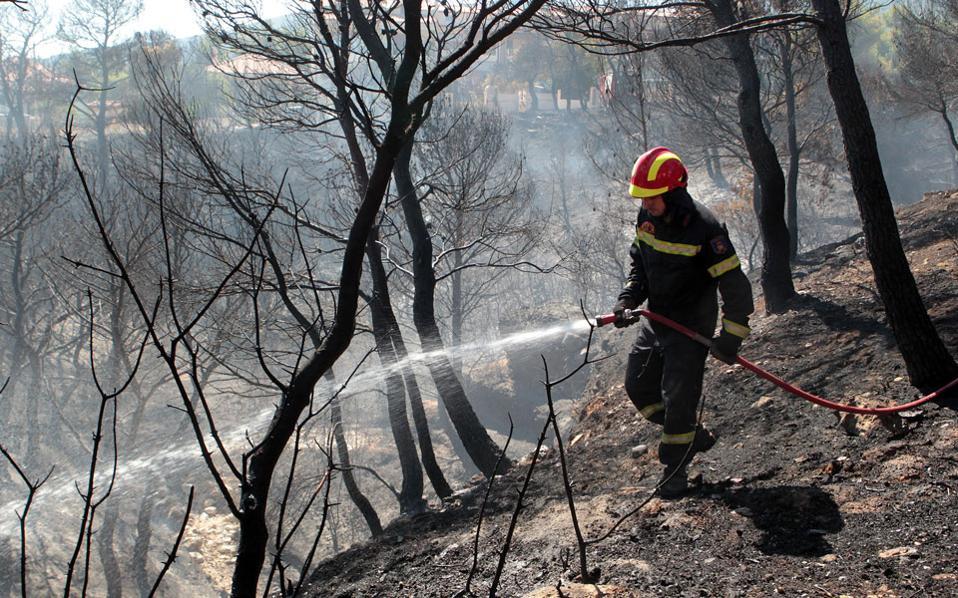 Firemen, soldiers battling blaze on Crete