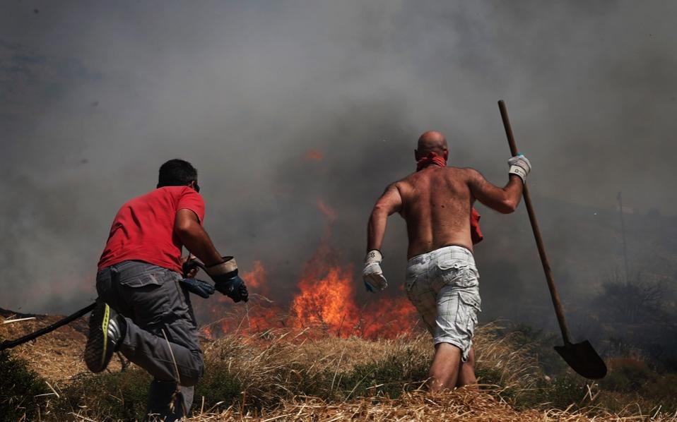 Firefighters battle blaze in Crete
