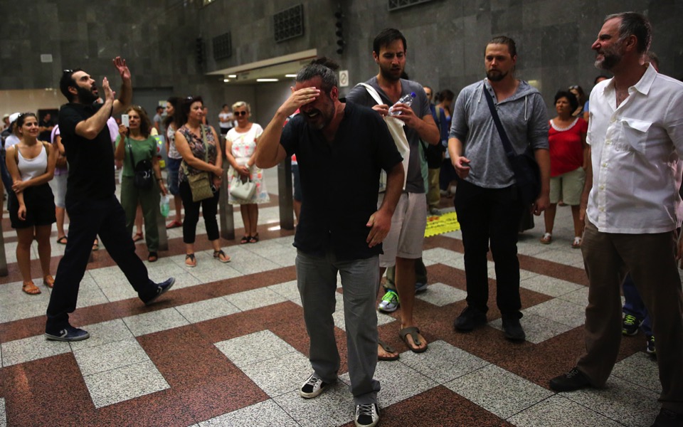 Actors bring ‘Oedipus Rex’ to Syntagma metro station