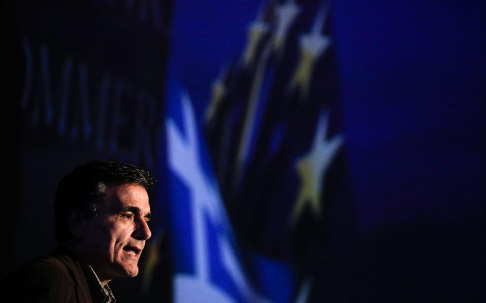 Tsakalotos heads to Eurogroup to push for relaxed primary surpluses after 2018