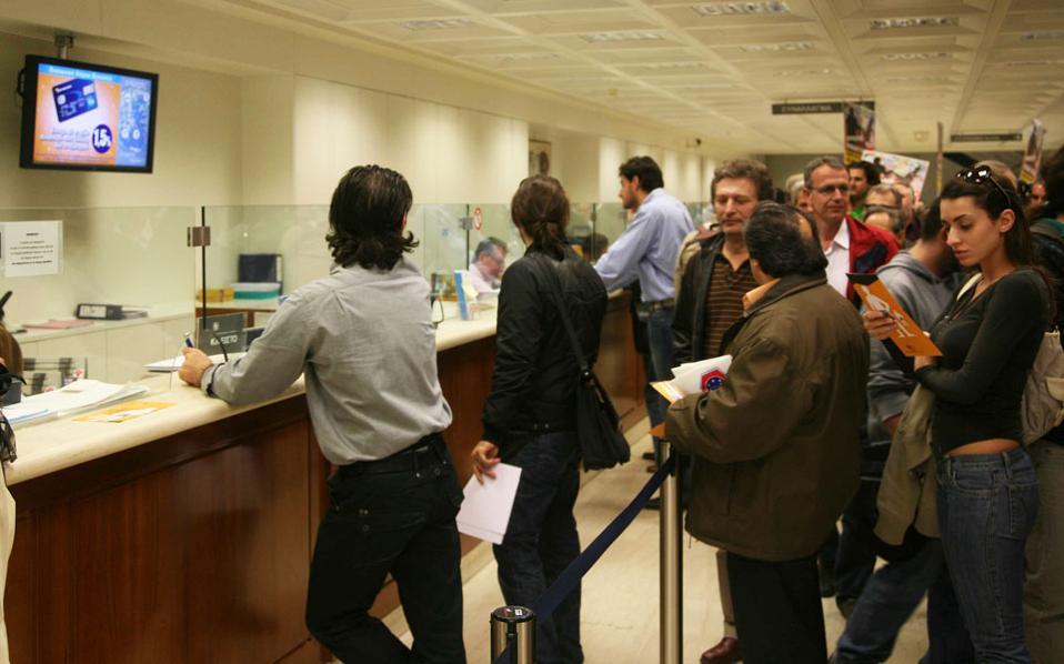 Dealmaker Staveley eyes 2-bln-dollar opportunities in Greek bank loans