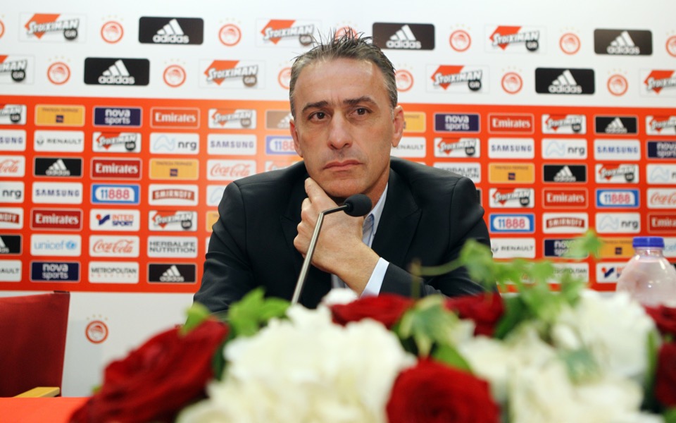 Olympiakos appoints Portuguese Bento as coach