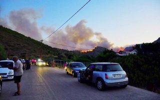 Four injured in large fires on island of Chios
