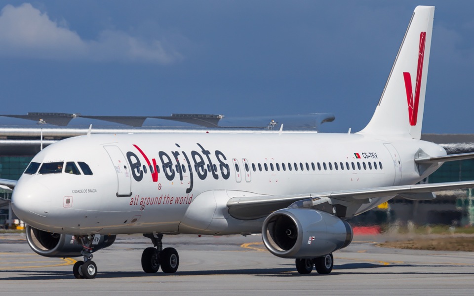 Larnaca-bound plane makes emergency landing