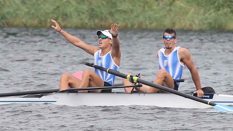 Greeks break world junior record in rowing