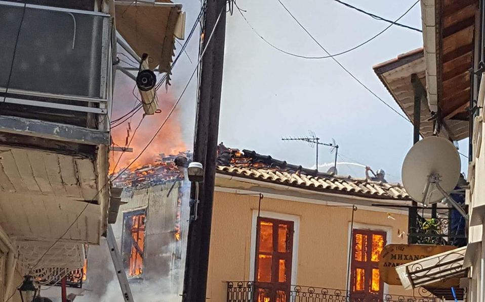 Blaze destroys buildings in Lefkada old town