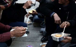 SYRIZA accused of lining member’s pockets with migrant food handouts