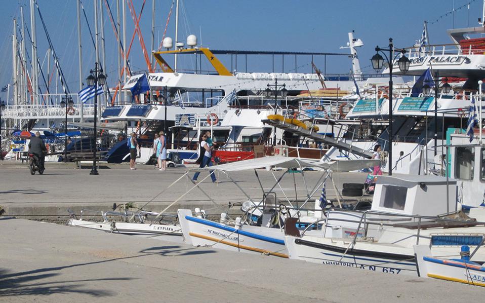 Yacht, sailing boat catch fire in Lefkada harbor