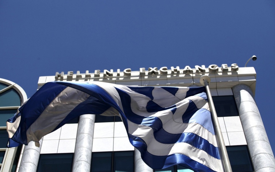Greek stock index edges up to 562.4 pts