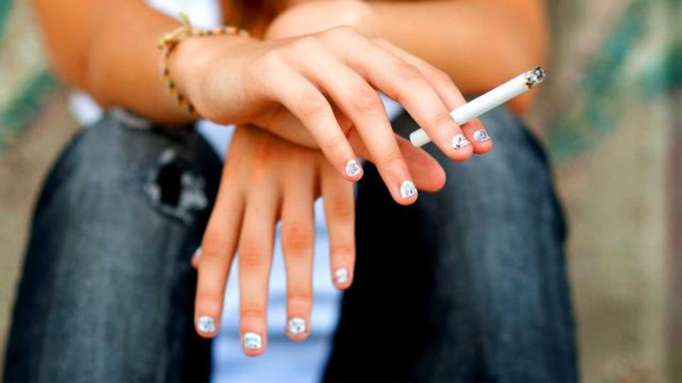 Greek teenagers smoke, gamble big time, study finds
