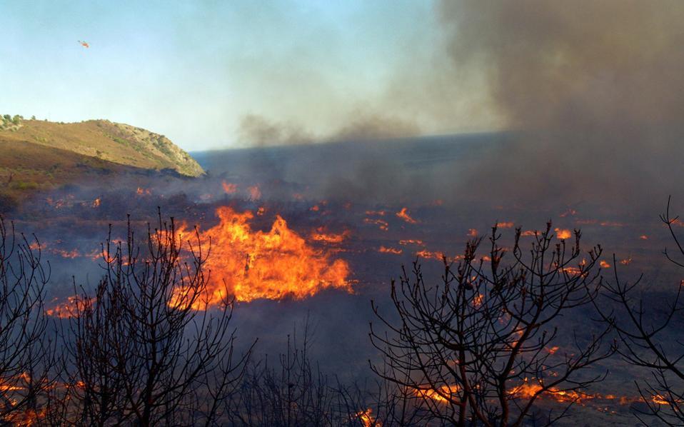 Fireman injured, villages and monasteries evacuated in Thasos blaze