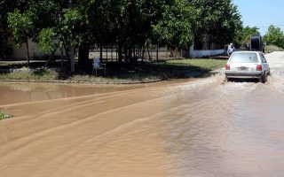 Trikala thanks refugees for help in distributing water to flooded villages