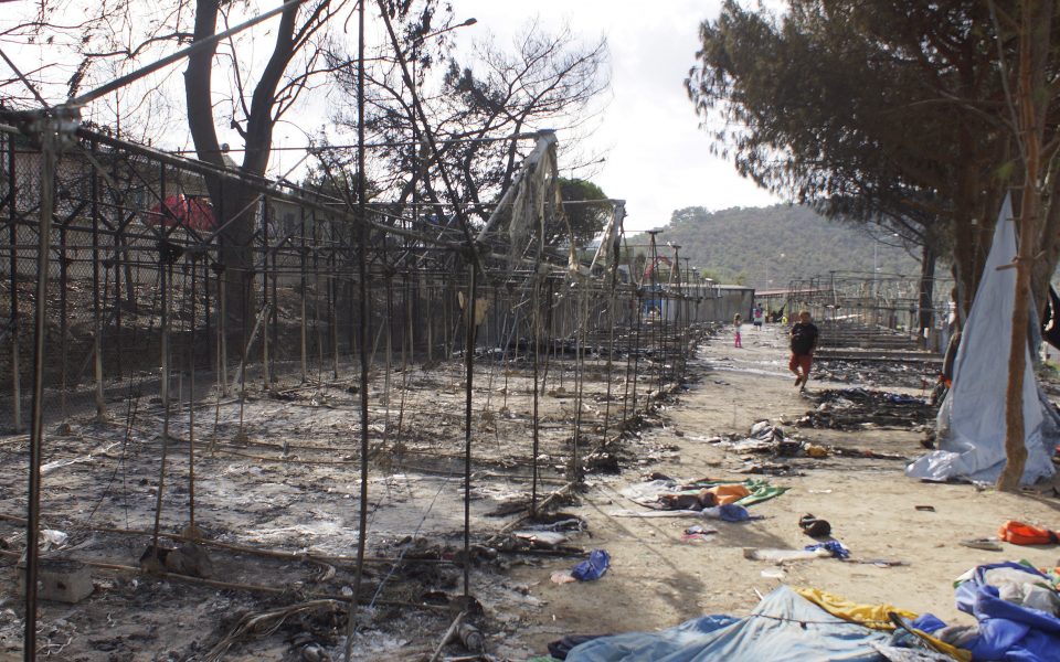 Bid to rebuild Lesvos camp amid tensions