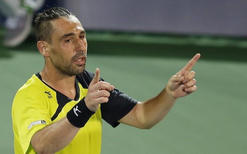Umpire warns Baghdatis for using cellphone during match