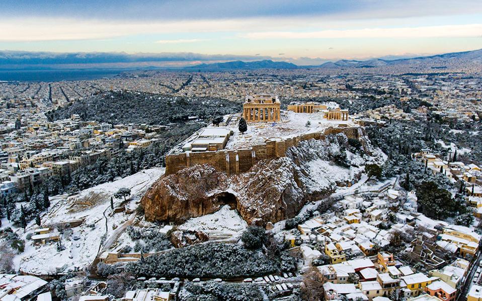 Snow blankets Athens, affecting schools but not public transport