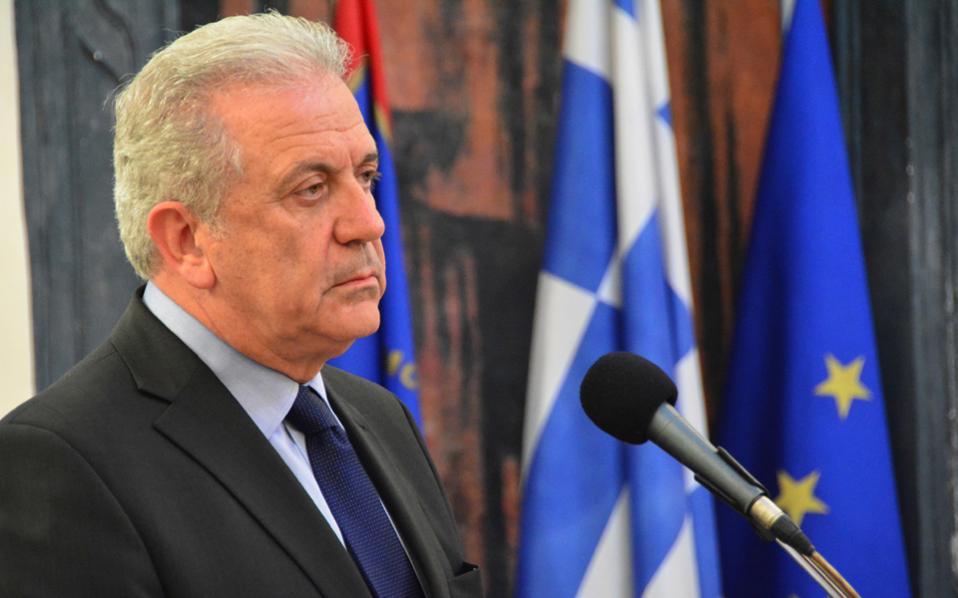 Avramopoulos visits Lesvos to inspect impact of migration deal
