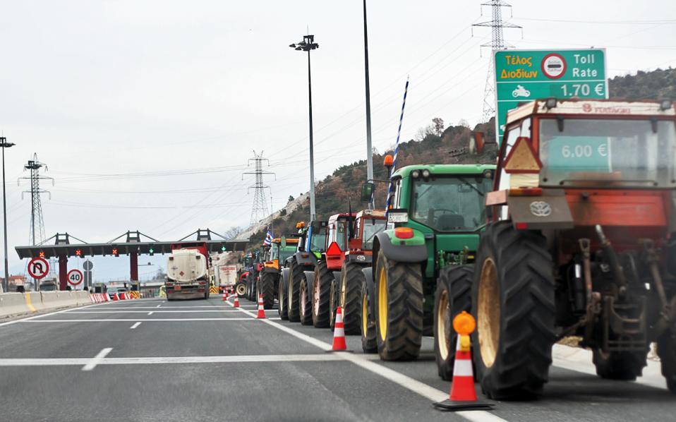 Farmers block highway in northern Greece