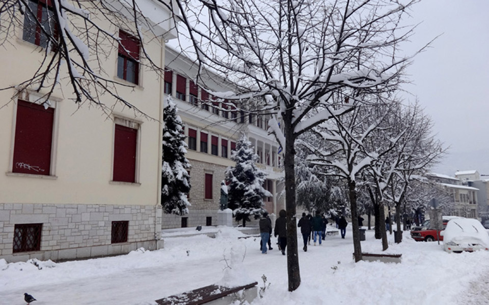 Snow makes comeback in central, northern Greece