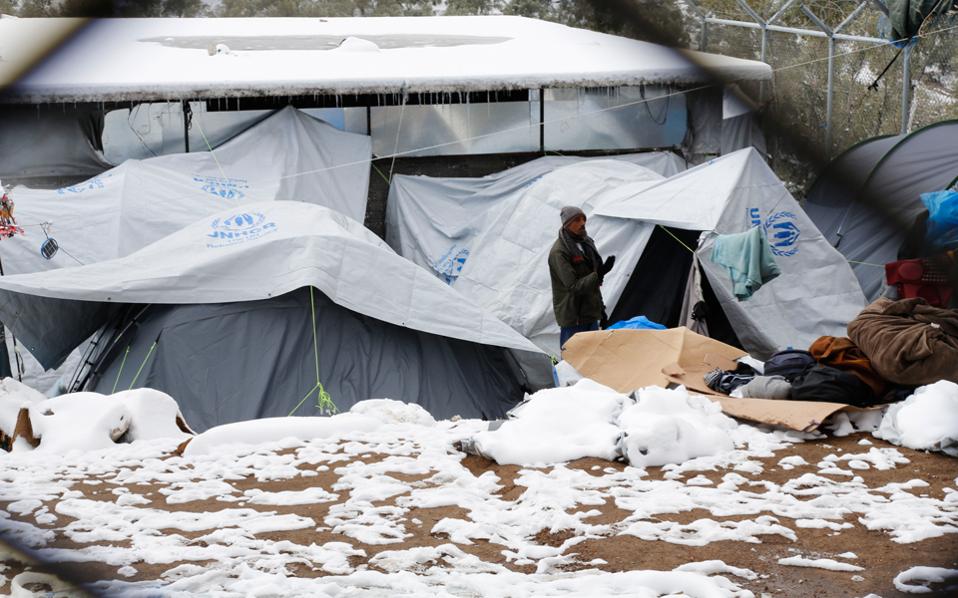 Refugees brave snow, sub-zero temperatures in Greek camps