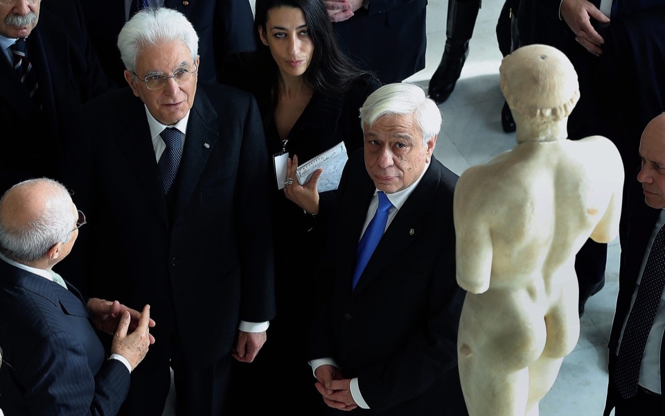 Italian president takes in the Acropolis Museum