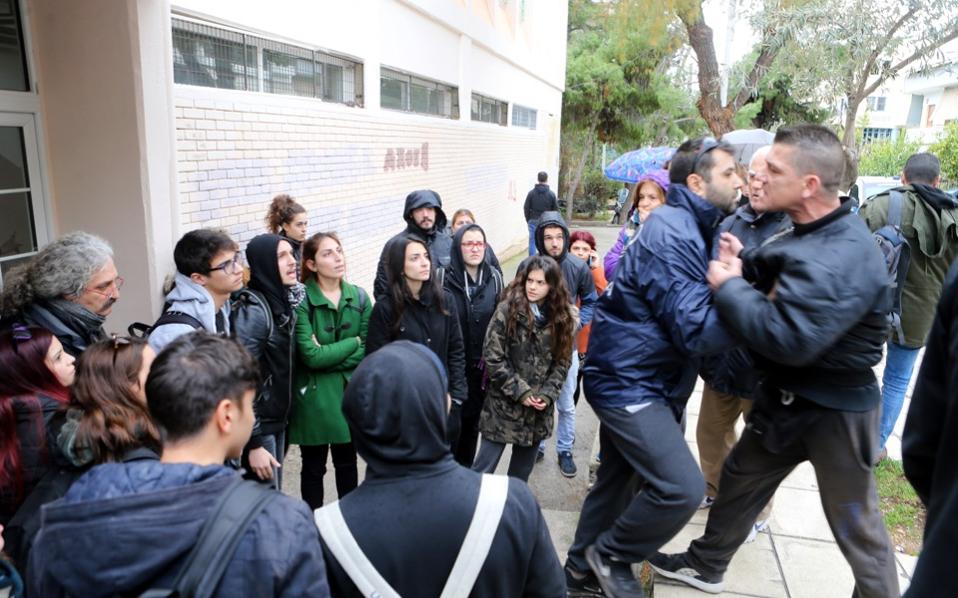 Prosecutor to examine Golden Dawn raid on Perama school