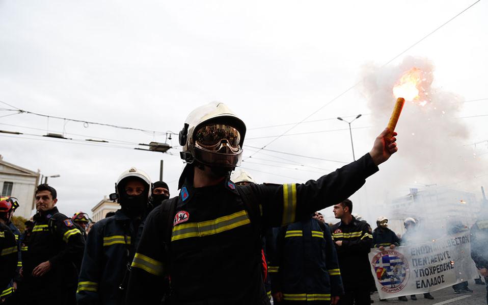 Greek firefighters take to streets over hiring conditions