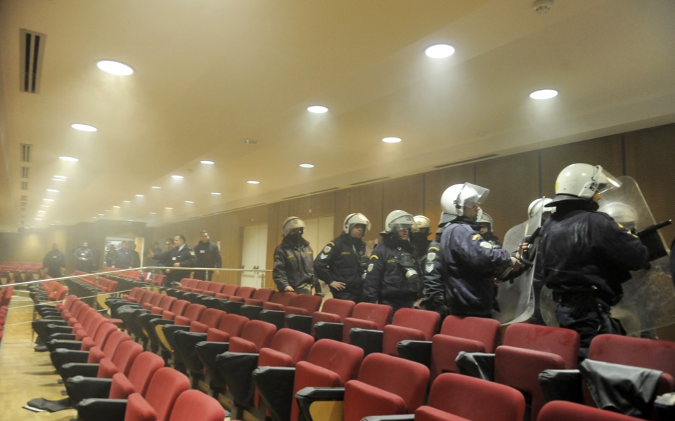 Justice minister denounces violence at Golden Dawn trial