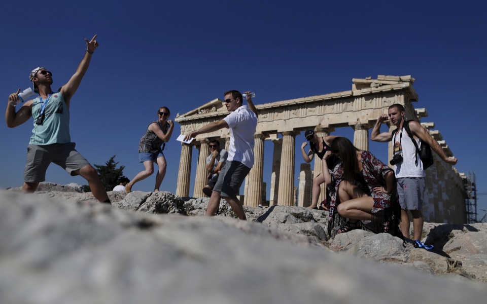 Greek tourism revenue rebounding, risks remain, SETE chief says