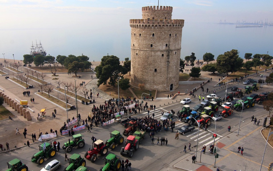 Protesting farmers lay siege to White Tower