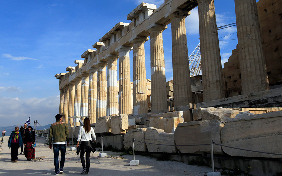 Greek drop in 2020 tourism worse than EU average
