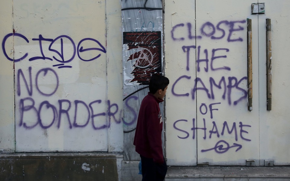 Most Greeks overestimate refugee numbers, survey finds