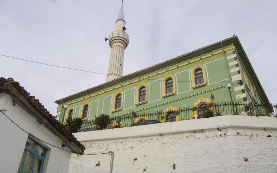 Imam freed as probe begins into mosque weapons