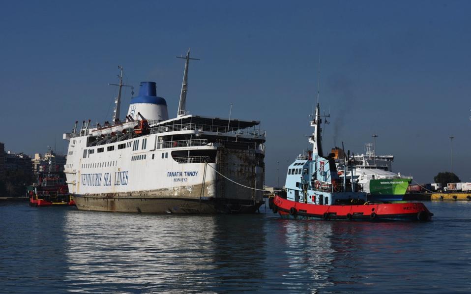 Listing ferry to be removed from Piraeus port