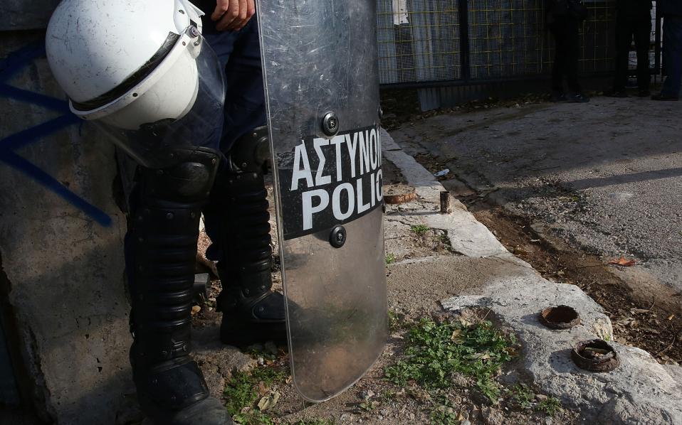 Police raid Athens squats, detain dozens of migrants