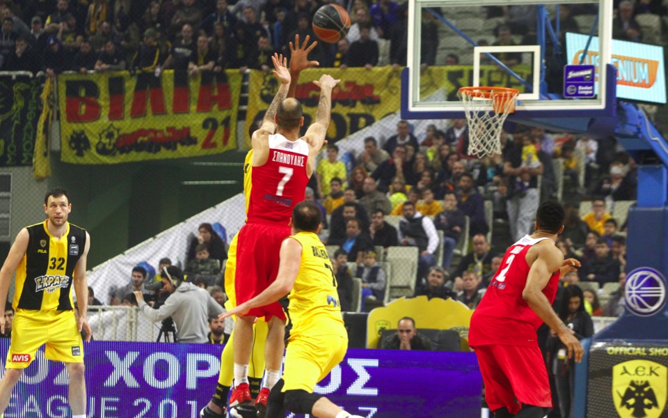 Reds triumph at AEK to stay on top of Basket League