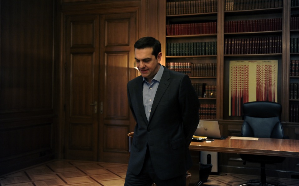 Tsipras shifts focus to Constitution