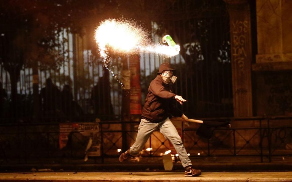 Police attacked with Molotov cocktails in central Athens
