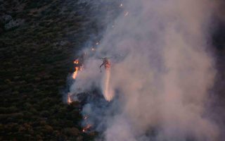 Lagonissi fire injures firemen, threatens homes