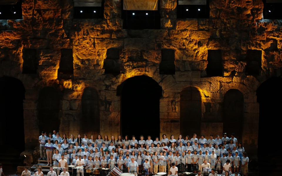 Refugee children bring Acropolis alive with song