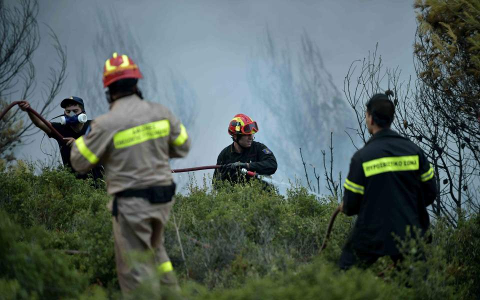 Firefighter injured by falling rock in Peloponnese