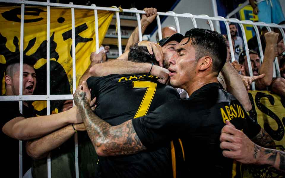 AEK two points clear at the top of the Super League