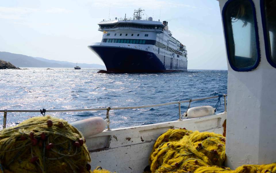 Blue Star Patmos ferry towed back to Piraeus