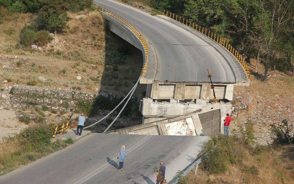 Highway bridge collapses in Rodopi; no injuries reported